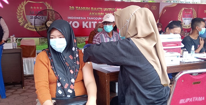 sebanyak-1200-warga-di-vaksin-covid-19-di-halaman-makopolres-palu-jdfs.jpg