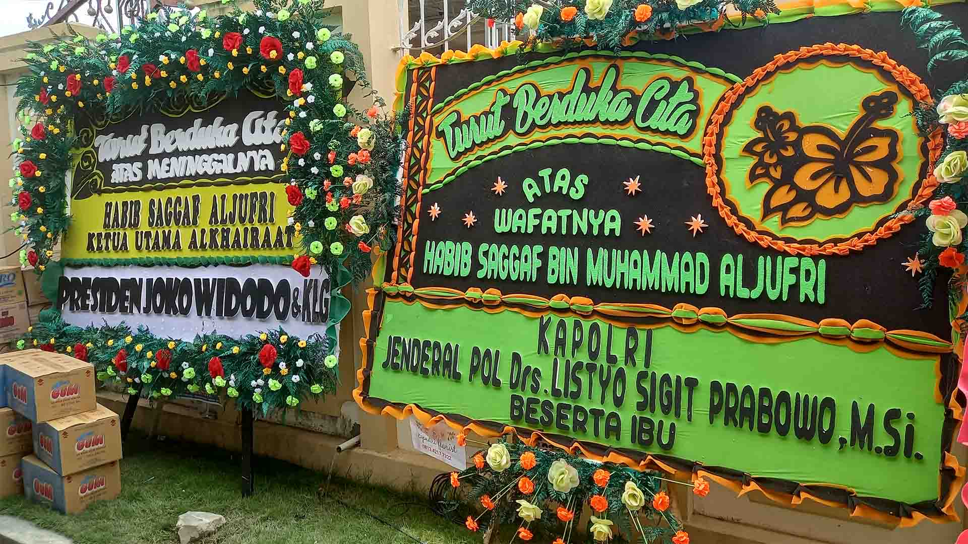 sebanyak-136-karangan-bunga-menghiasi-lorong-menuju-rumah-duka-habib-saggaf-bin-muhammad-aljufri.jpg