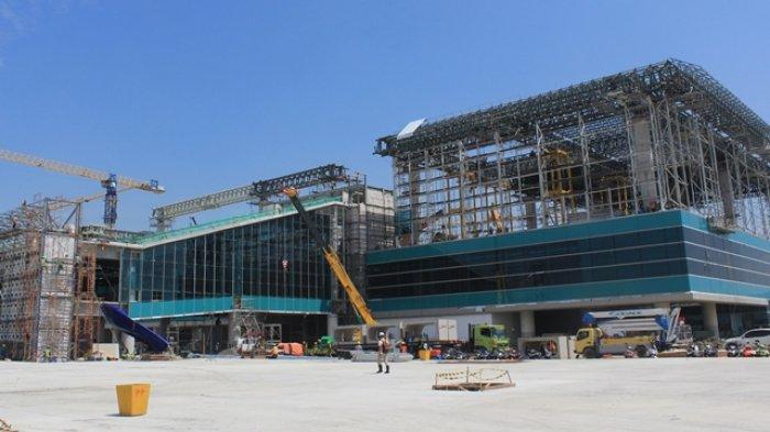 sejumlah-pekerja-tengah-mengebut-pengerjaan-bangunan-terminal-penumpang-nyia.jpg