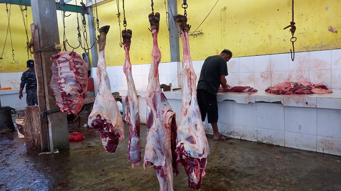 sejumlah-petugas-memisahkan-daging-dan-tulang-di-rph-kota-palu.jpg