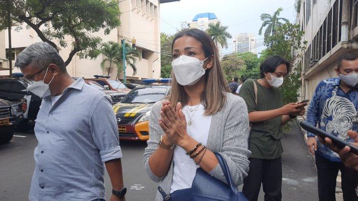 selebriti-nirina-zubir-diperiksa-sebagai-korban-mafia-tanah.jpg