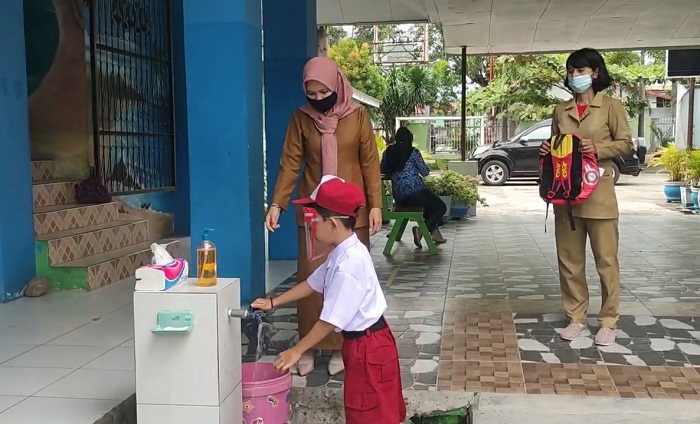 seorang-siswa-sdn-15-palu-saat-simulasi-ptm.jpg