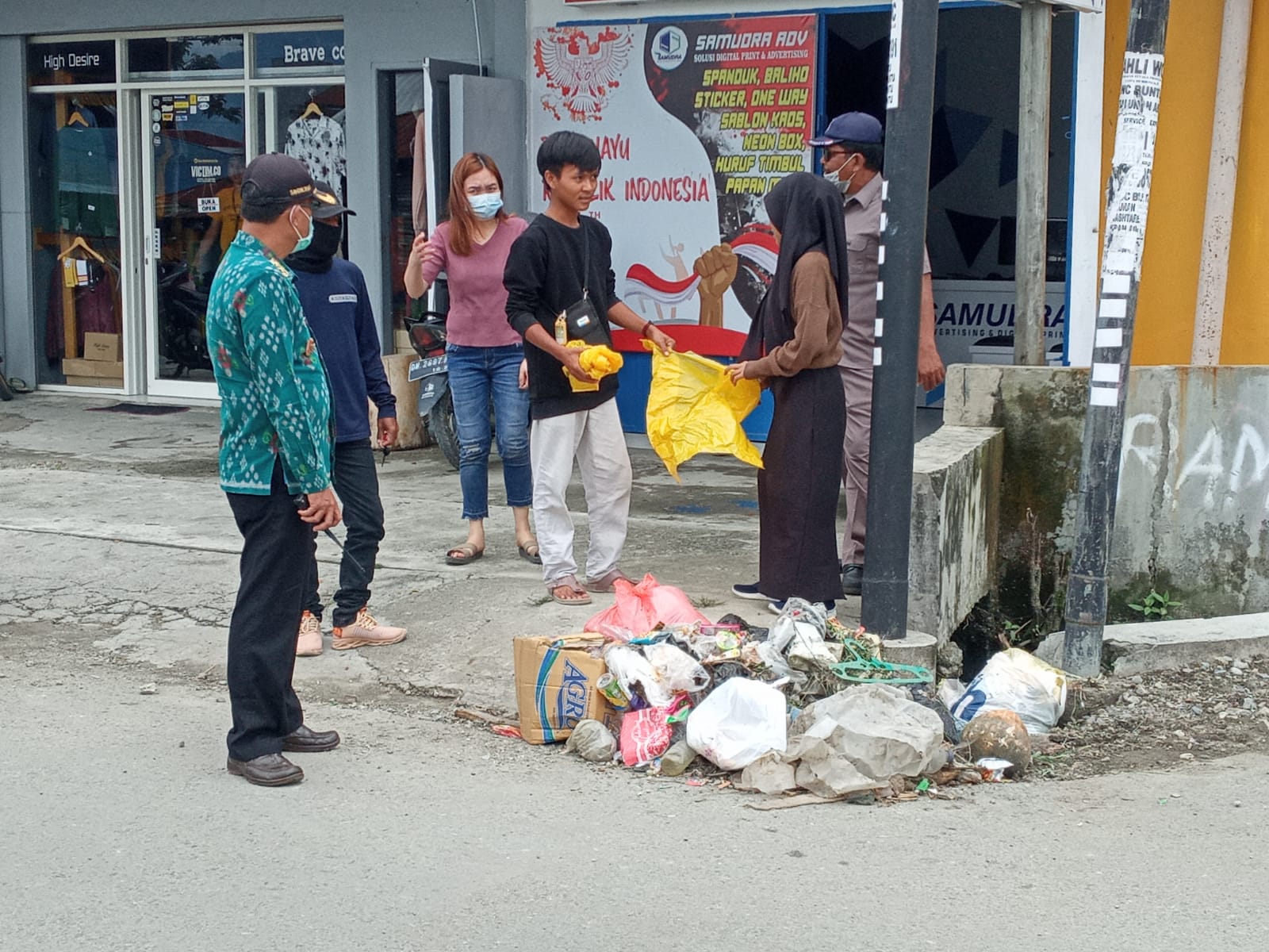 seorang-warga-membuang-sampah-tidak-pada-jamnya-di-jl-tanjung-santigi-kelurahan-lolu.jpg
