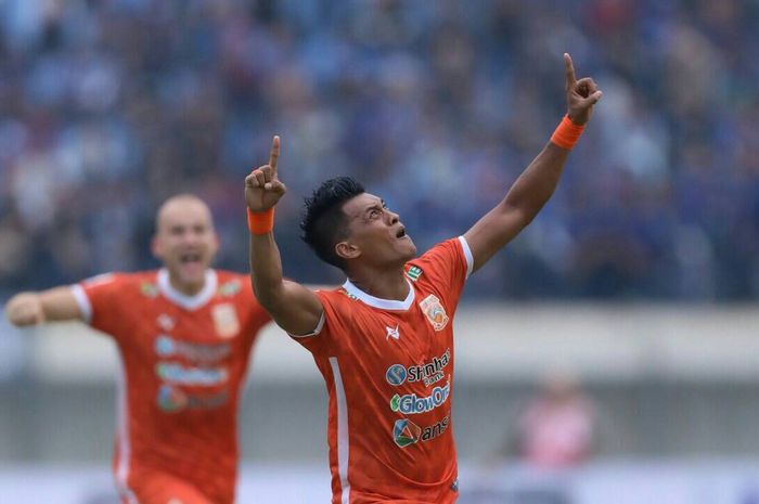 striker-borneo-fc-lerby-eliandry-merayakan-gol-yang-dicetaknya.jpg