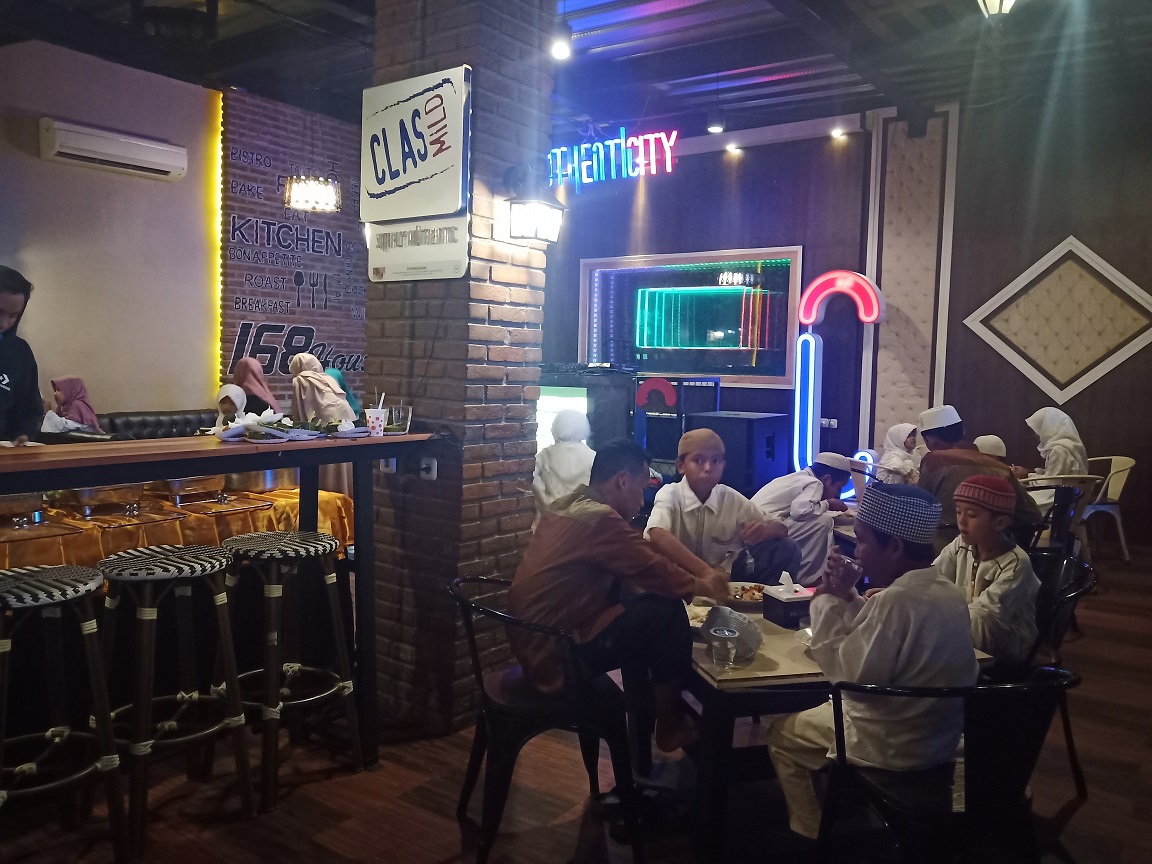 suasa-buka-bersama-anak-panti-asuhan-al-ansar-di-168-house.jpg
