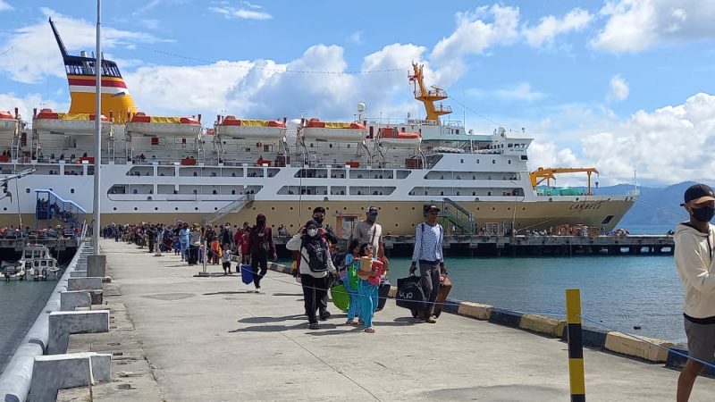 suasana-di-pelabuhan-pantoloan-kota-palu-jumat-65d.jpg
