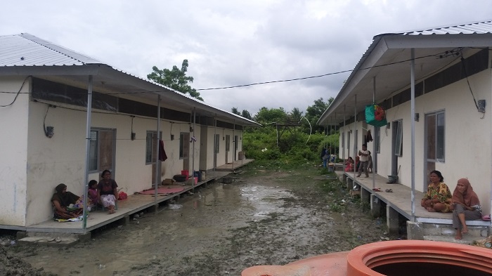 suasana-posko-pengungsian-di-huntara-desa-beka-kecamatan-marawola.jpg