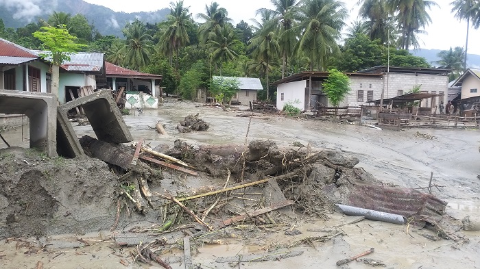 suasana-posko-pengungsian-huntara-desa-beka-kecamatan-marawola.jpg