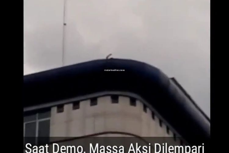 Sosok yang Lempar Batu dari Atas Gedung DPRD di Medan Saat Demo Tolak UU Cipta Kerja Terungkap