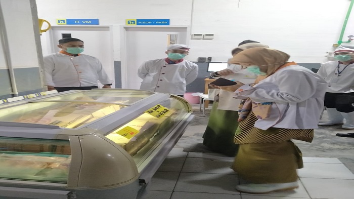 tim-dari-lppom-mui-melakukan-audit-terhadap-produk-jualan-di-hypermart-palu-grand-mal.jpg