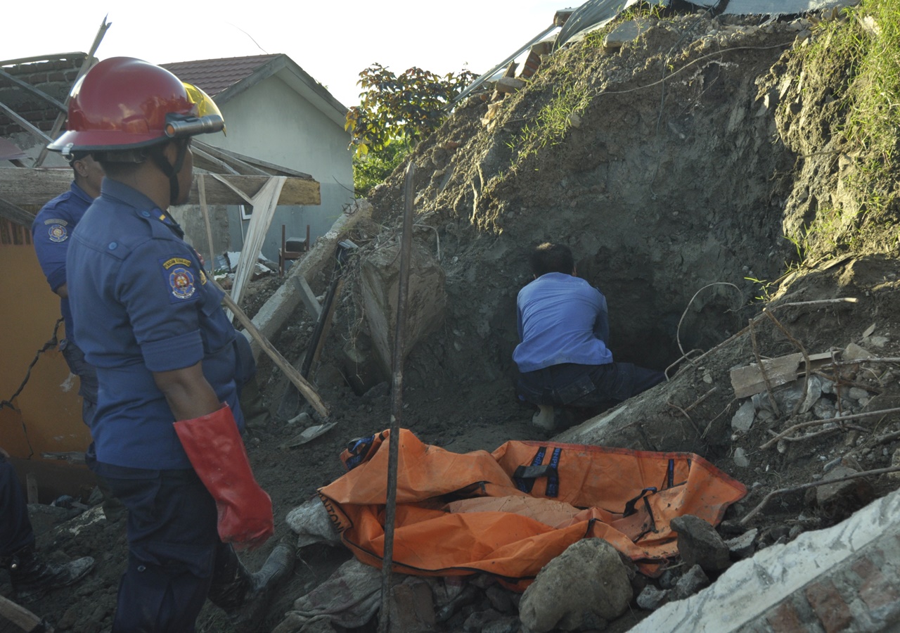 Tim Penyelamat Damkar Palu Lanjutkan Evakuasi Jenazah Korban Likuifaksi yang Ditemukan di Petobo