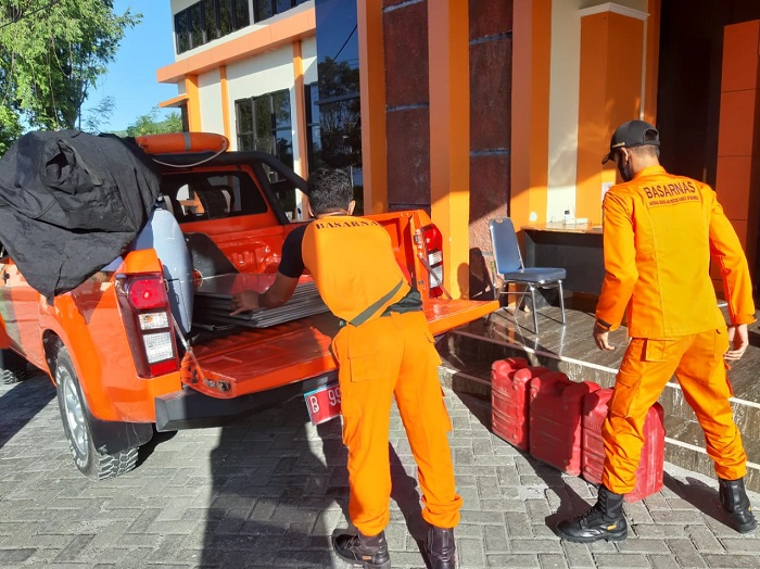 tim-rescue-pos-sar-luwuk-menyiapkan-peralatan-untuk-mencari-nelayan-hilang.jpg