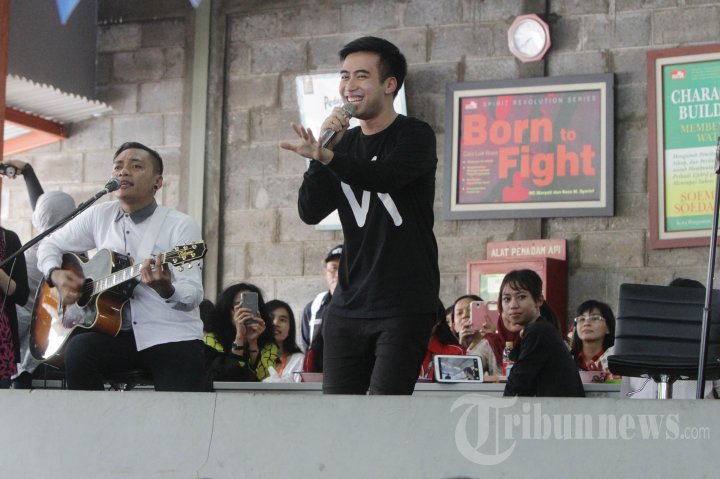 vidi-aldiano-saat-membawakan-sejumlah-lagu.jpg