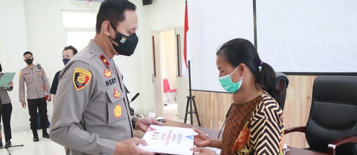 Keluarga Korban Pembantaian Teroris di Kalemago Poso Terima Bantuan dari Polda Sulteng