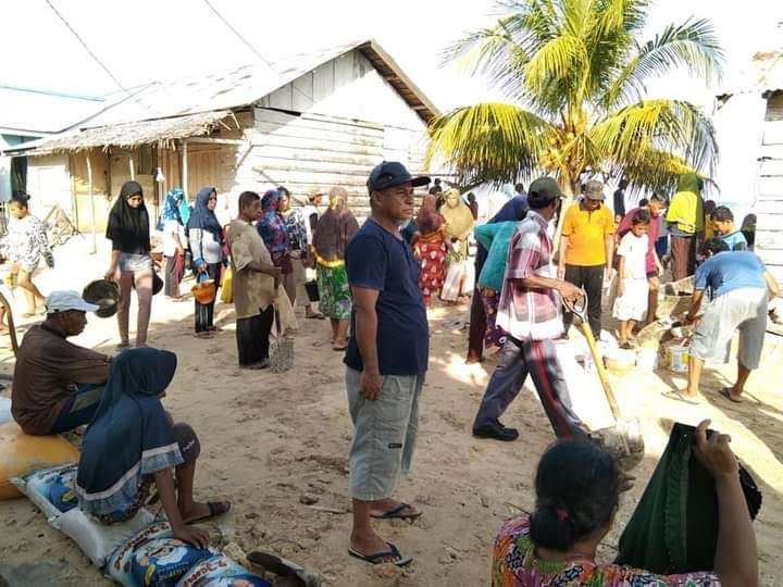 warga-desa-kendek-banggai-laut.jpg