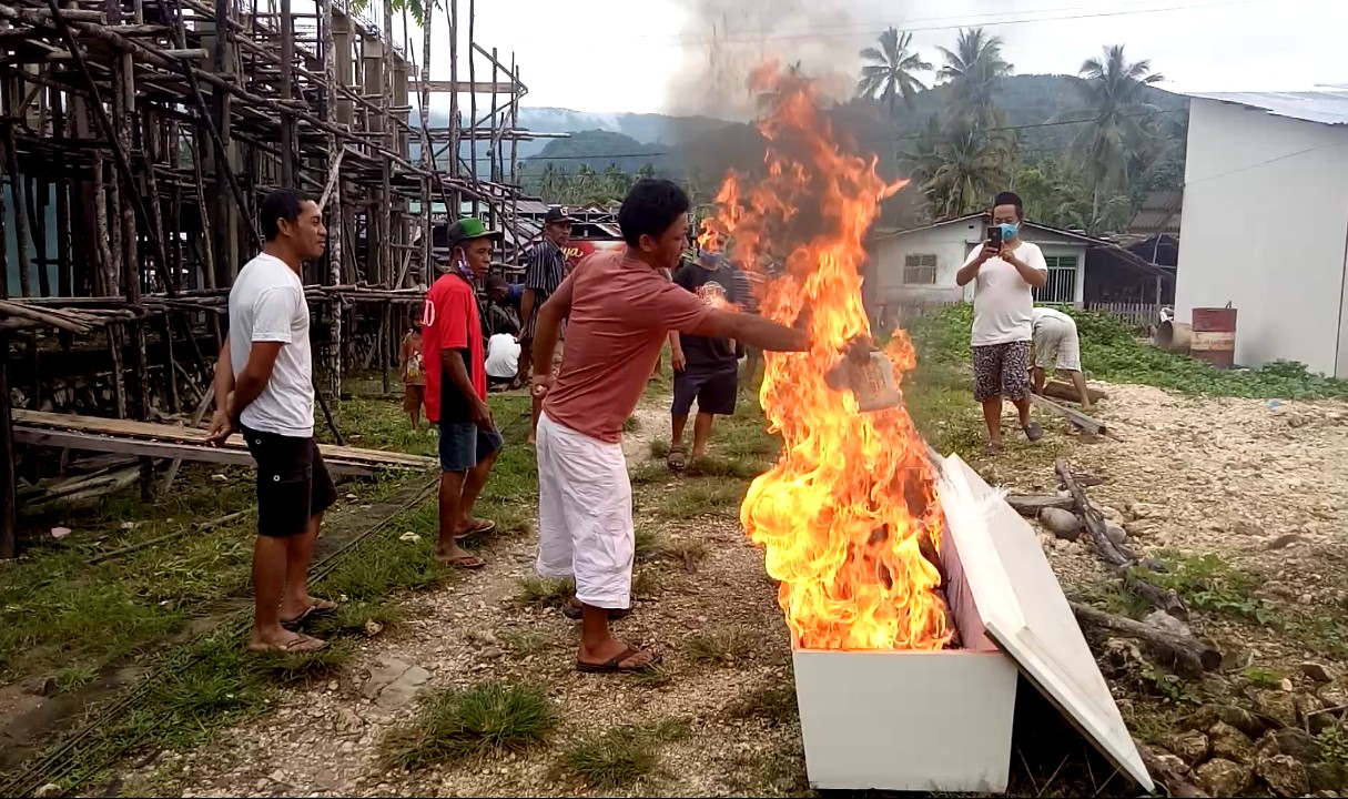 warga-di-desa-malanggong-kecamatan-buko-kabupaten-banggai-kepulauan.jpg