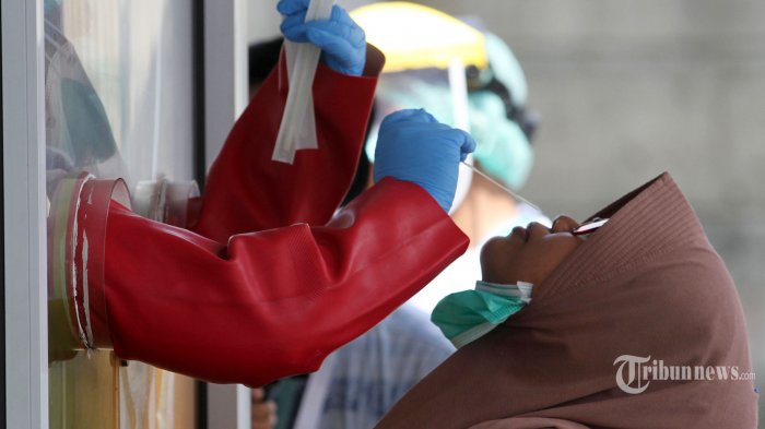 warga-melakukan-tes-pcr-di-gsi-lab-cilandak-jakarta-selatan-selasa-2322021.jpg