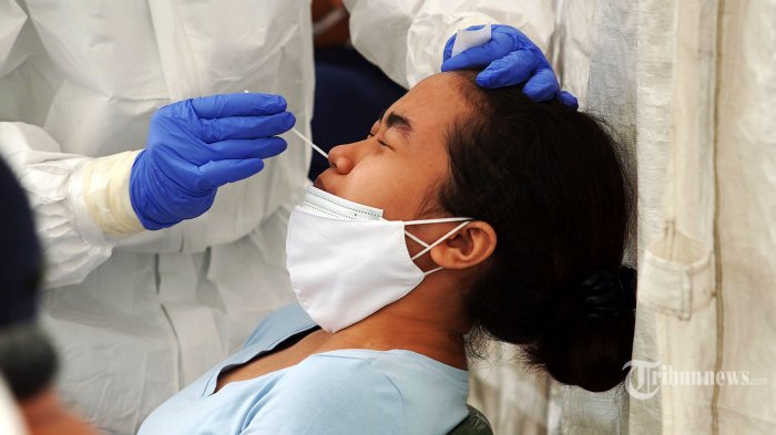 warga-melakukan-tes-swab-pcr-di-puskesmas-kecamatan-duren-sawit.jpg