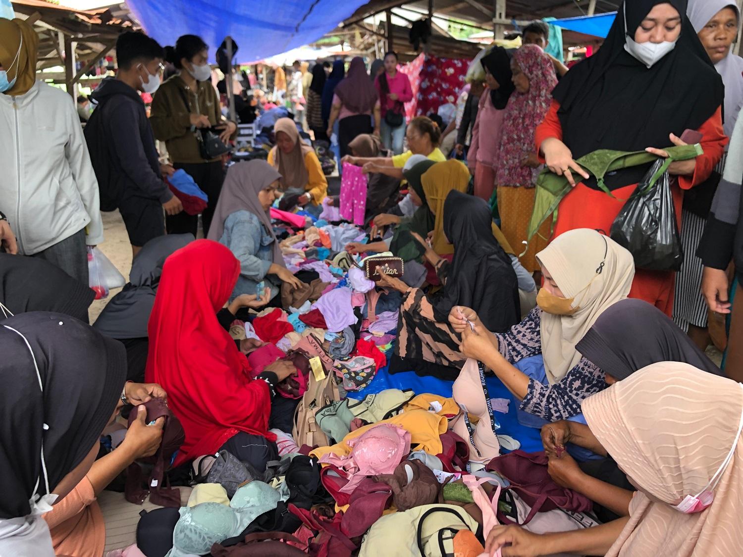Lapak Pakaian Dalam di Pasar Tradisional Biromaru Sigi Diserbu Warga Jelang Idulfitri 1445 H