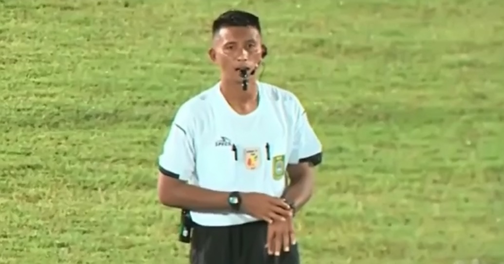 wasit-pssi-liga-2-asal-kabupaten-banggai-bripka-arfandi-abdullah-saatmemimpin.jpg