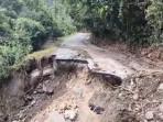Amblas-Jalan-Trans-Sulawesi-di-Banggai-Putus-Total.jpg