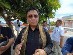Anggota-Ombudsman-RI-Yeka-Hendra-Fatika-mengecek-stok-d.jpg