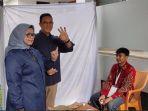 Anies-Rasyid-Baswedan-pamer-tiga-jari-usai-pencoblosan-Pilkada-Jakarta-2024.jpg