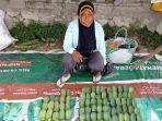 Ati-Pedagang-Daun-Tetu-di-Pasar-Lasoani.jpg