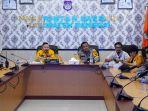 Bupati-Banggai-Amirudin-saat-menemui-buruh-dan-mahas.jpg