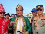 Bupati-Konawe-Utara-Ruksamin-pakai-baju-adat-Muna-saat-penampilan-kolaborasi-tari-kolosal.jpg