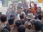 Demo-Mahasiswa-Untika-di-DPRD-Banggai-Ricuh-Sempat-Bakar-Ban-dan-Saling-Dorong.jpg