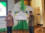 Direktur-Kepesertaan-BPJAMSOSTEK-Zainudin-dan-Bupati-Morowali-Taslim.jpg