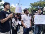 Fraksi-Bersih-bersih-Sulteng-Orasi-di-depan-kantor-gubernur.jpg