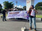 Fraksi-Bersih-bersih-Sulteng-menggelar-aksi-damai-dalam-rangds.jpg