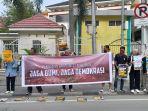 Fraksi-Bersih-bersih-Sulteng-sampaikan-orasi-di-depan-Kantor-Dewan-Pds.jpg