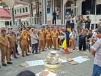 Imelda-Liliana-Muhidin-Temui-Demonstran-Janjikan-Perhatian-Serius-untuk-Penyintas-2018.jpg