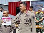 Irjen-Pol-Rudy-Sufahriadi-menunjukkan-foto-Pak-Guru.jpg