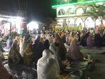 Jemaah-Salat-Tarawih-Masjid-Alkhairaat-Palu.jpg
