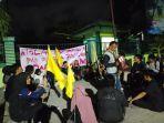 Kader-PMII-Palu-Demo-di-sekretariat.jpg