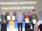 Kakanwil-Kemenkumham-Sulteng-Serahkan-Empat-Sertifikat-Hak-Cipta.jpg