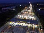 Kendaraan-antre-membayar-tarif-tol-di-Gerbang-Tol-Cikampek-Utama-I.jpg
