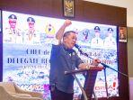Ketua-KONI-Sulteng-Muh-Nizar-Rahmatu-saat-memberikand.jpg