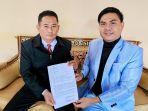 Notaris-Irwan-kiri-saat-bersama-MWijaya-selaku-kuasa-hukumnya-memperlihatkd.jpg