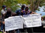 Para-buruh-dan-mahasiswa-berunjuk-rasa-menolak-s.jpg