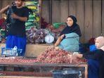 Penjual-bahan-pokok-di-pasar-tradisional-d.jpg