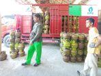 Petugas-menyalurkan-elpiji-subsidi-di-Kota-Palu-belum-lama-ini.jpg