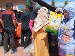 Ratusan-warga-berburu-barang-kebutuhan-pokok-hard.jpg