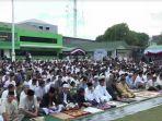 Ribuan-warga-Kota-Palu-menunaikan-salat-Idul-Fitri-d.jpg