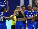 SELEBRASI-EMOSIONAL-CIRO-ALVES-ARSIP-Selebrasi-gol-Ciro-Alves-saat-Persib-Bds.jpg