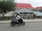 Seorang-pengedara-melintas-di-depan-Kantor-Bd.jpg